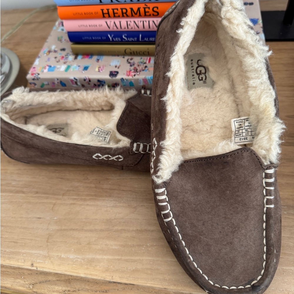 EUC UGG Women’s Moccasin Slippers Loafers